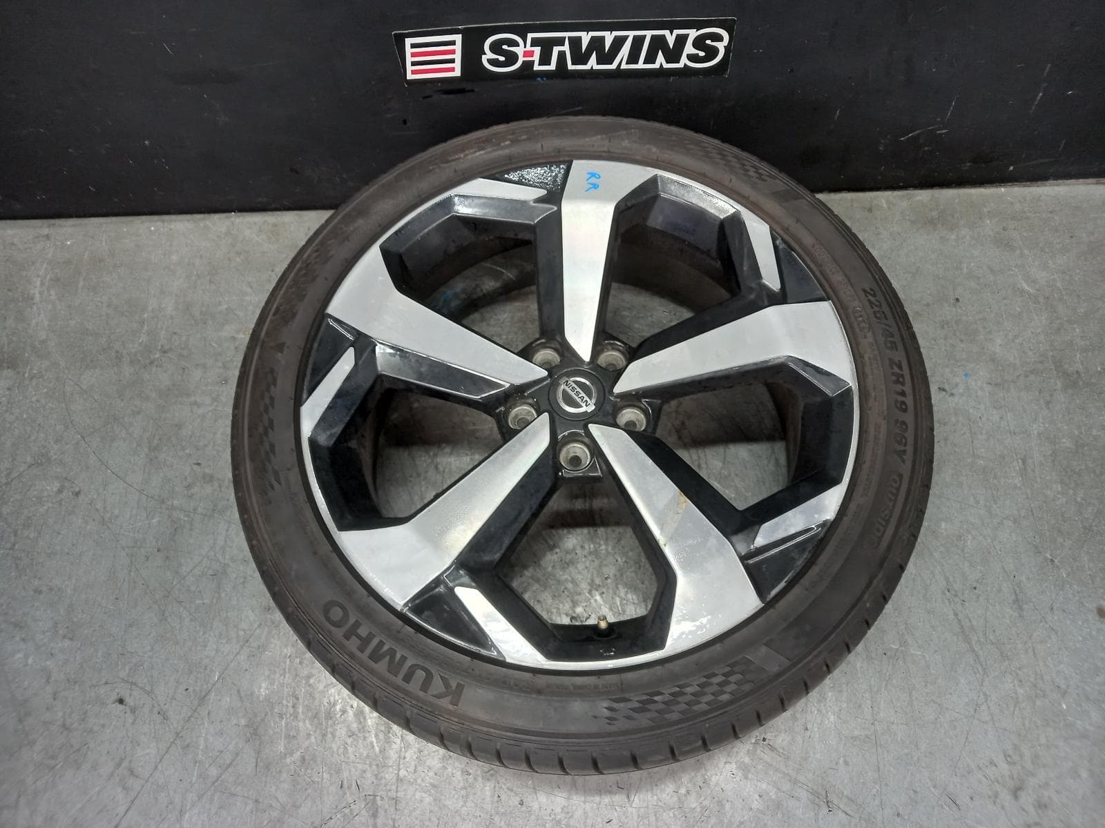Used auto part listing image: 2021 NISSAN JUKE WHEEL MAG FACTORY, 19X7IN, 5 SPOKE, F16, 03/20- 0000385477