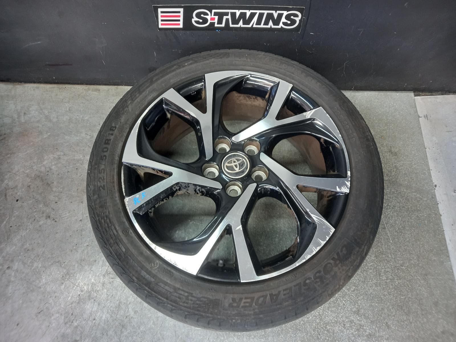 Used auto part listing image: 2018 TOYOTA C-HR WHEEL MAG FACTORY, 18X7IN, 5 Y SPOKE, GEN 1, 12/16-09/19 0000384344