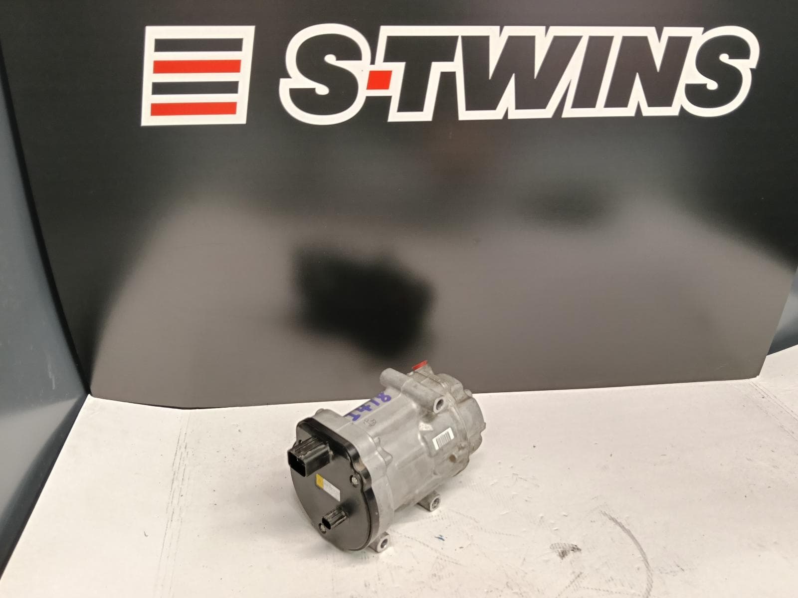 Used auto part listing image: 2022 TOYOTA KLUGER A C COMPRESSOR PETROL, 2.5, A25A-FXS, HEV, AXUH78, 03/21- 0000379120