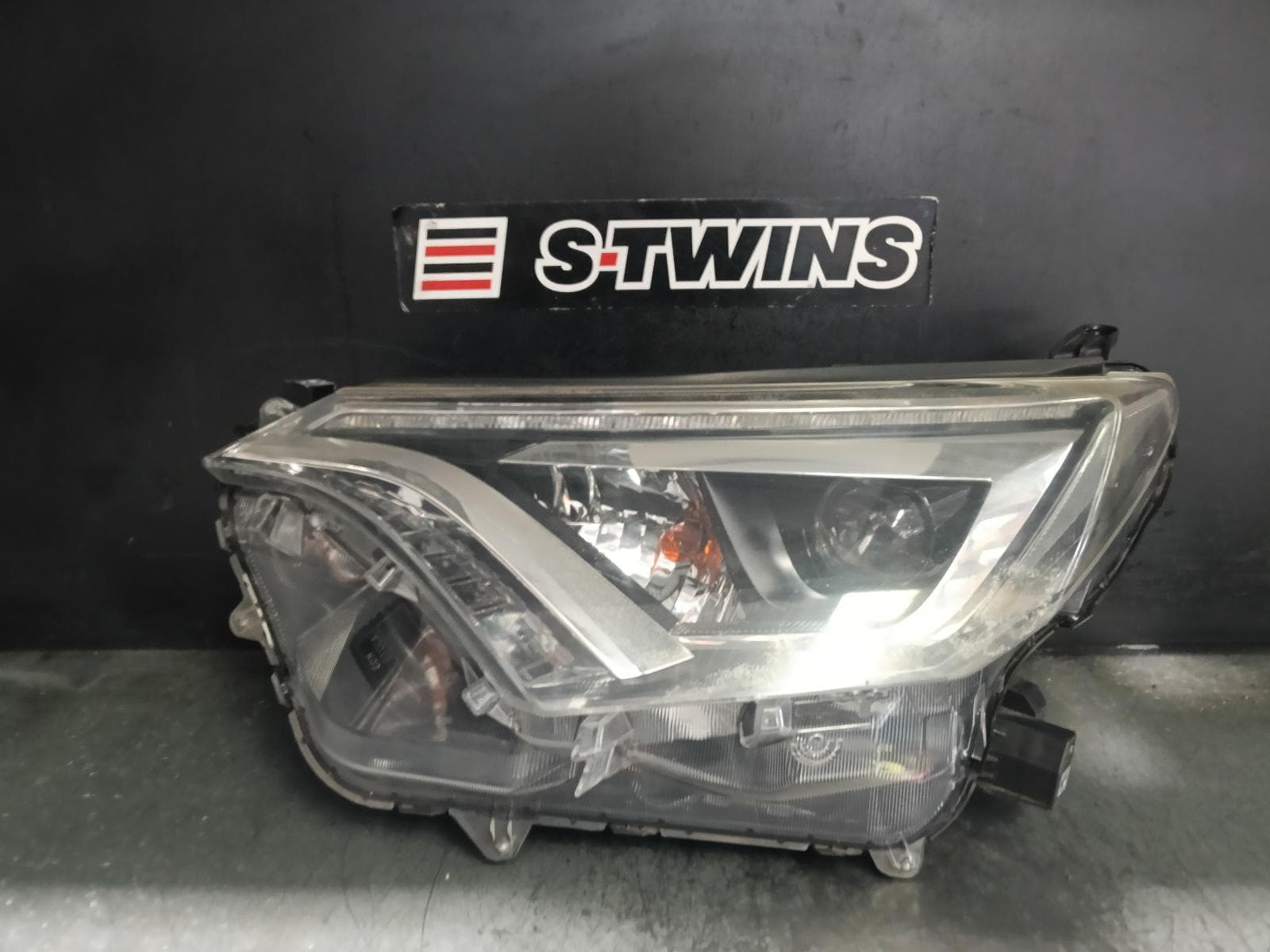 Used auto part listing image: 2017 TOYOTA RAV4 LEFT HEADLAMP XA40, LED TYPE, 10/15-12/18 0000412085