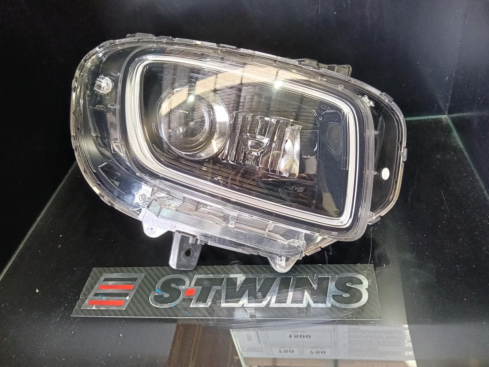 Used auto part listing image: 2020 HYUNDAI VENUE RIGHT HEADLAMP W/ HALOGEN, LED DAYTIME RUNNING LAMP TYPE, QX, 06/19- 0000380663