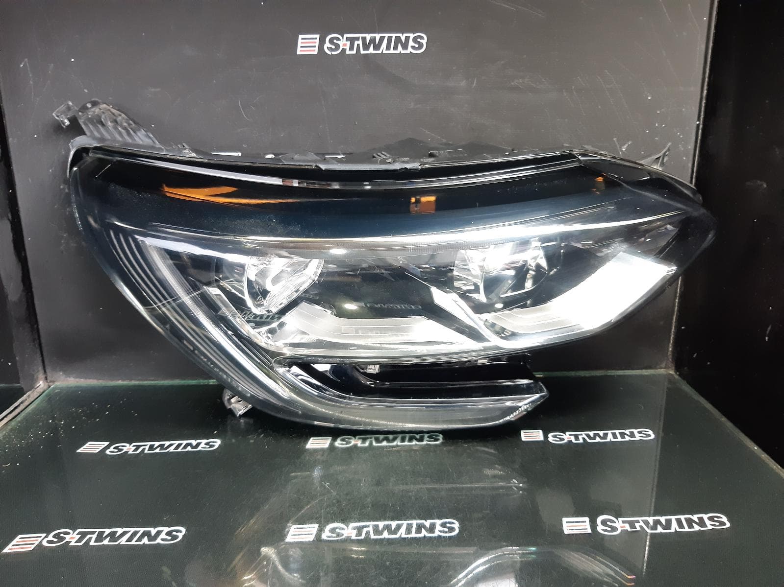 Used auto part listing image: 2016 RENAULT MEGANE RIGHT HEADLAMP BFB/KFB, HATCH/WAGON, 06/16-02/20 0000354950