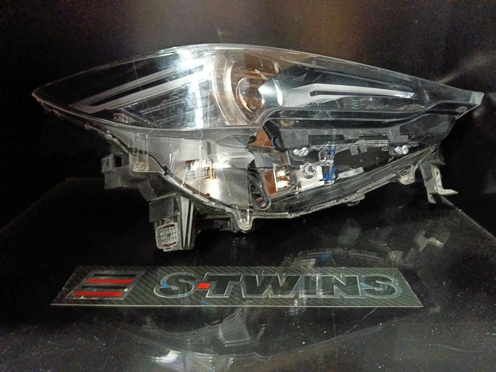 Used auto part listing image: 2019 MAZDA CX8 RIGHT HEADLAMP KG, LED, NON AFS & W/ ADAPTIVE, W/ DAYTIME RUNNING LAMP TYPE, 05/18-10/22 0000386840