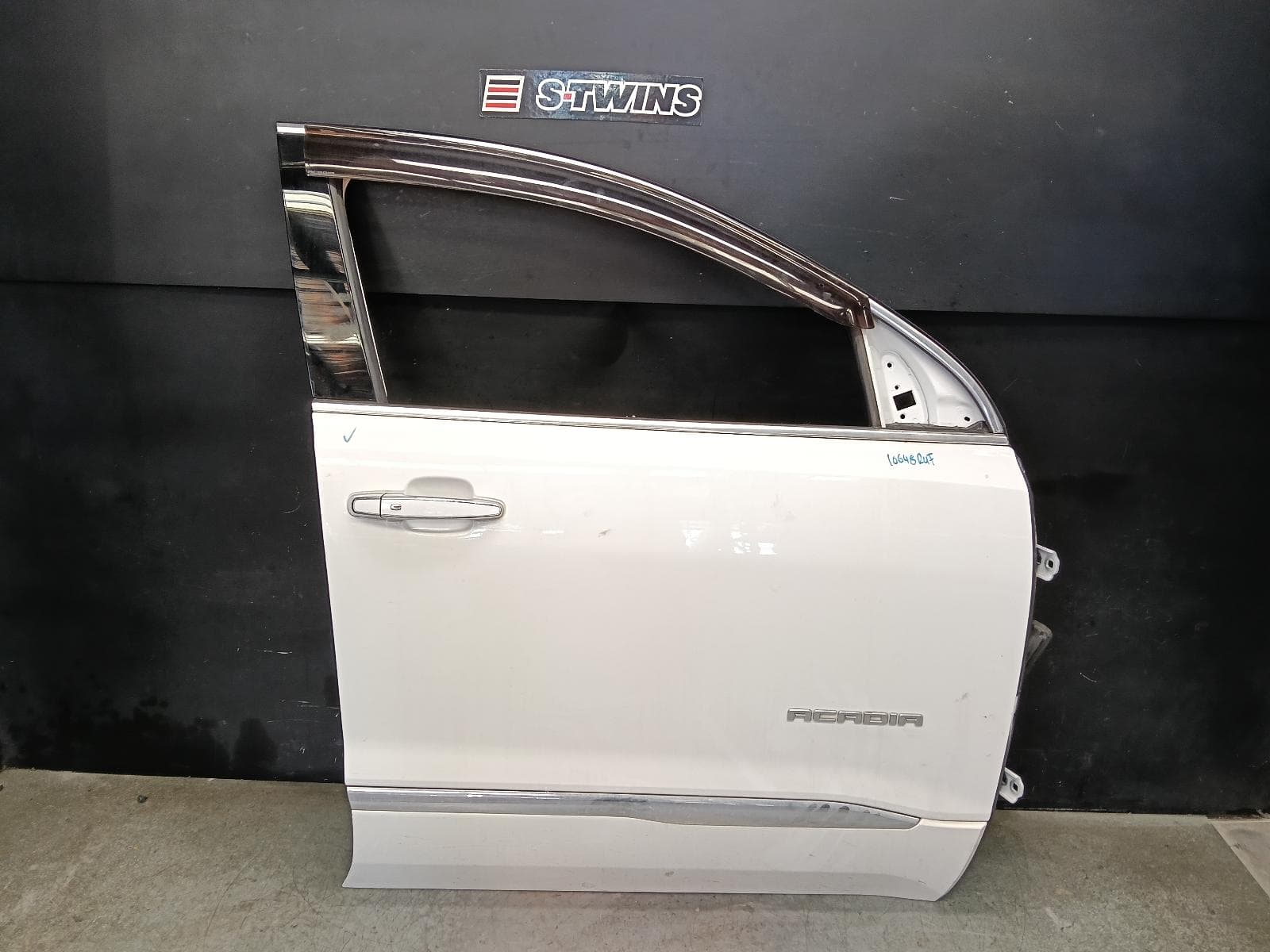 Used auto part listing image: 2018 HOLDEN ACADIA RIGHT FRONT DOOR AC, 08/18-12/20 0000415025