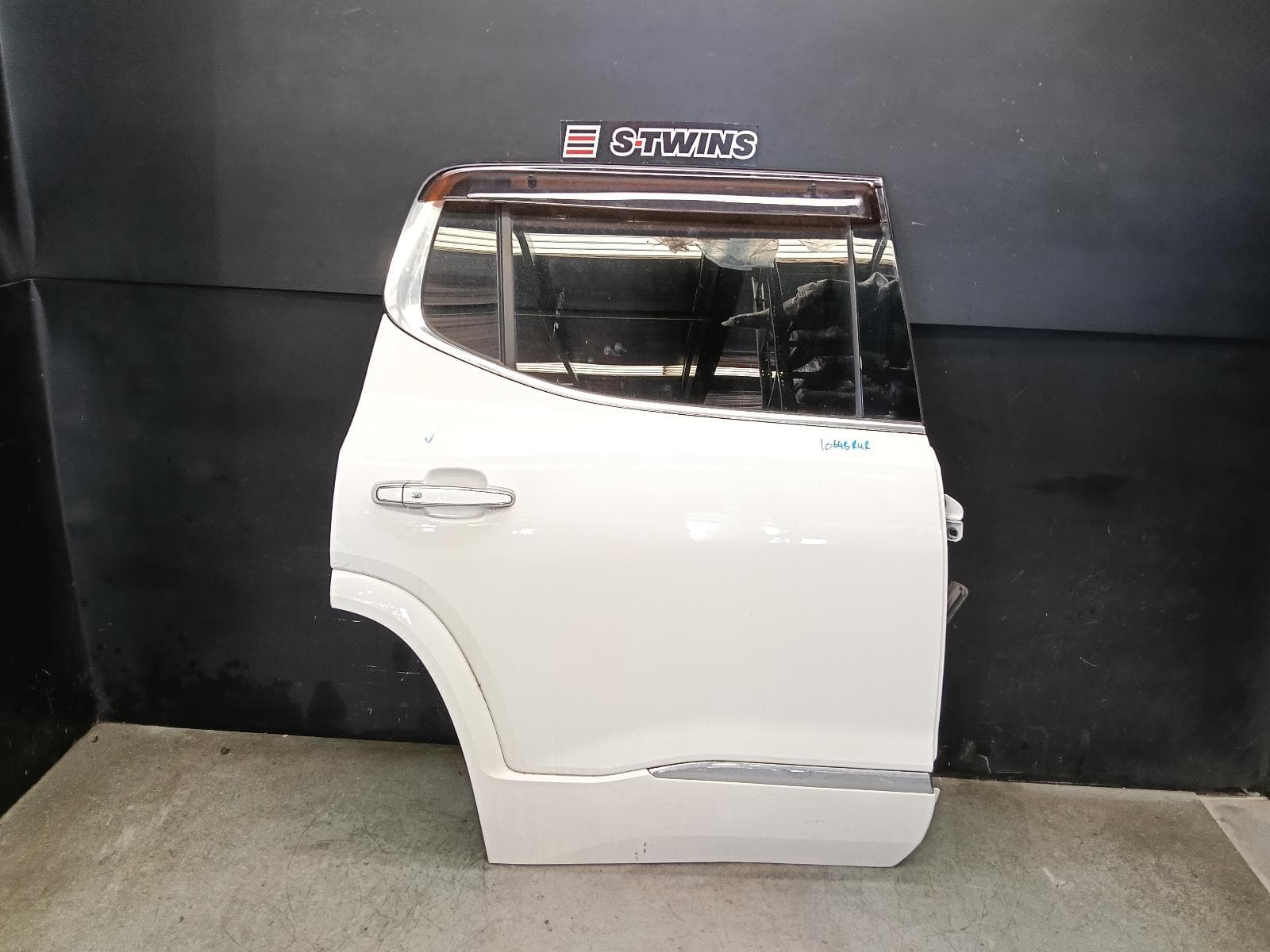 Used auto part listing image: 2018 HOLDEN ACADIA RIGHT REAR DOOR SLIDING AC, 08/18-12/20 0000415027