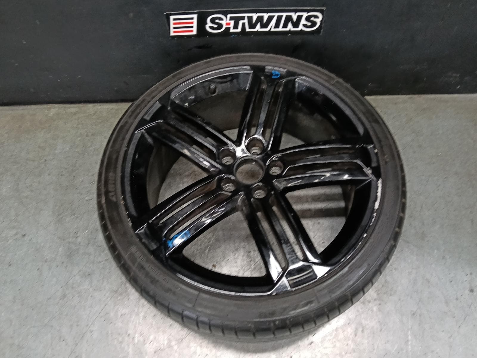Used auto part listing image: 2014 VOLKSWAGEN GOLF WHEEL MAG FACTORY, 19X7.5IN, SANTIAGO, GEN 7, GTi PERFORMANCE, 03/14-03/17 0000395726