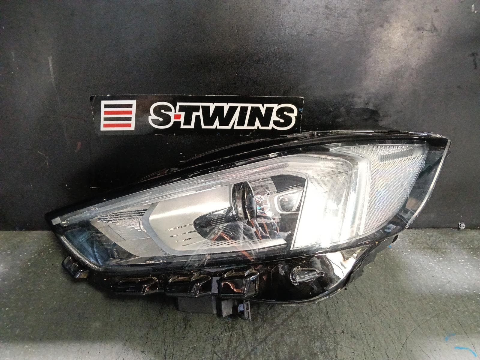 Used auto part listing image: 2019 FORD ENDURA LEFT HEADLAMP CA, ST-LINE/TREND, LED, NON ADAPTIVE H/LAMP TYPE, 09/18-06/20 0000399243