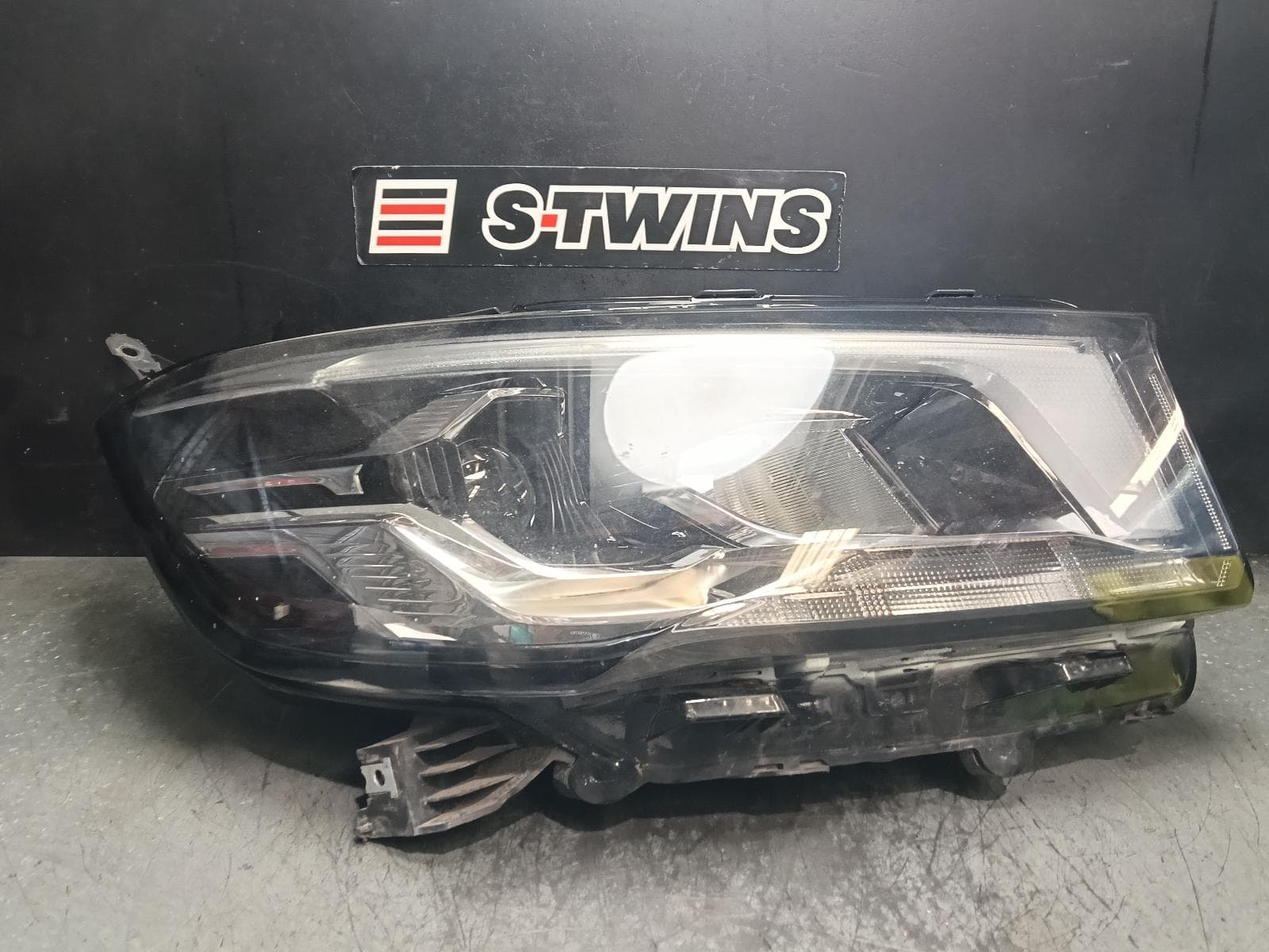 Used auto part listing image: 2022 LDV DELIVER 9 RIGHT HEADLAMP W/ HALOGEN TYPE, 07/20- 0000413562