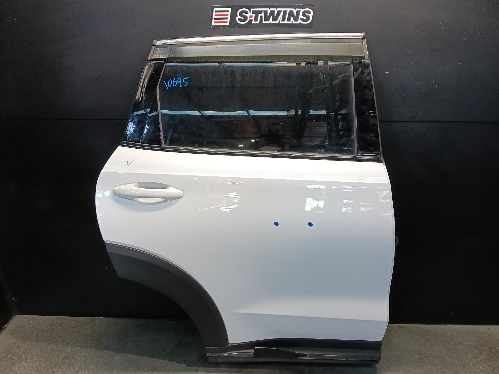 Used auto part listing image: 2024 HAVAL H6 RIGHT REAR DOOR SLIDING B03, 04/22- 0000405617