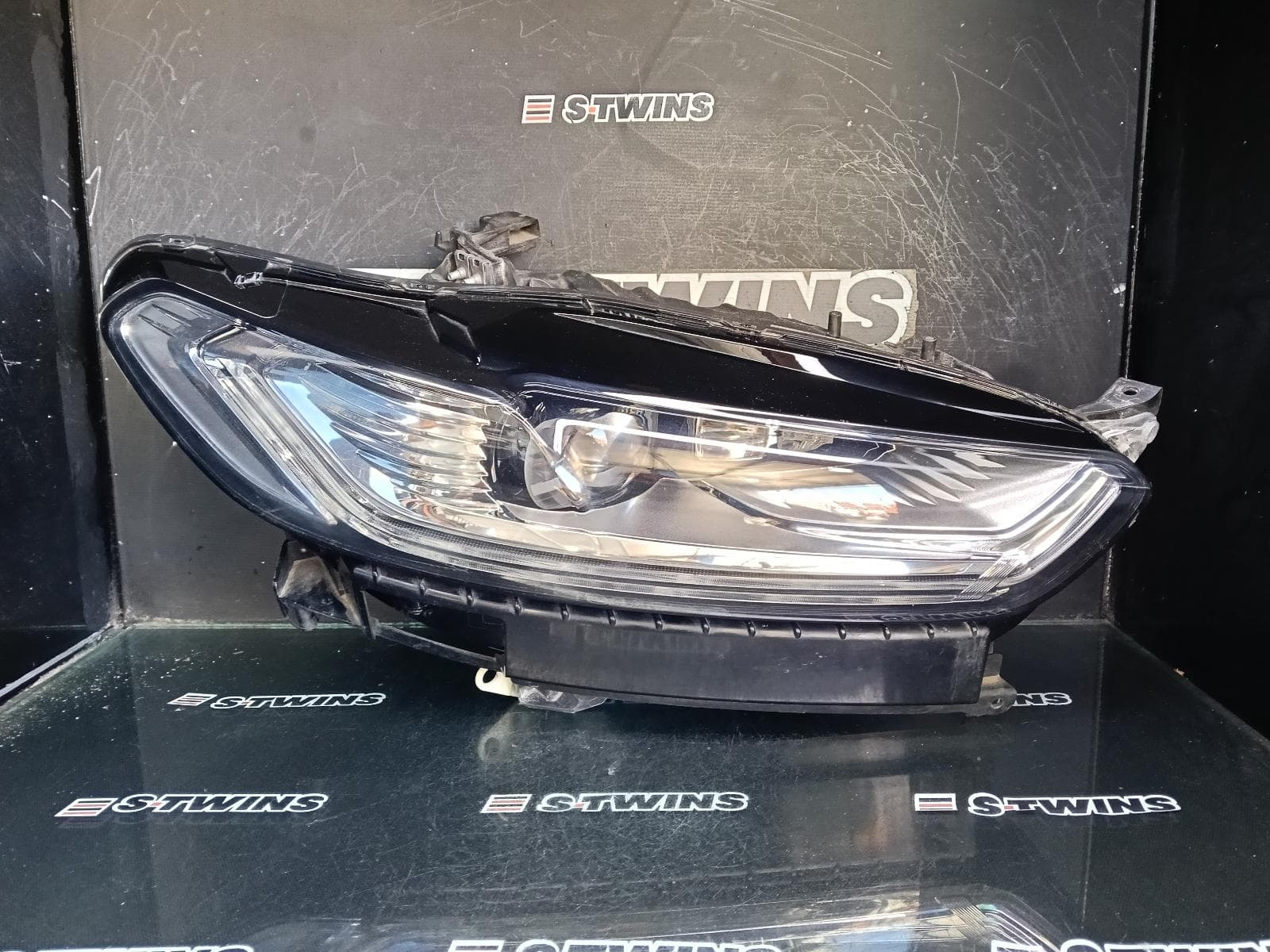 Used auto part listing image: 2017 FORD MONDEO RIGHT HEADLAMP MD, TITANIUM, LED TYPE, 09/14-06/20 0000397341