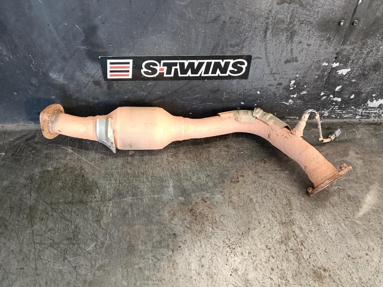 Used auto part listing image: 2018 TOYOTA RAV4 CATALYTIC CONVERTER UNDER CAR-CAT TYPE, 2.5, PETROL, ASA44R, 12/12-12/18 0000404625