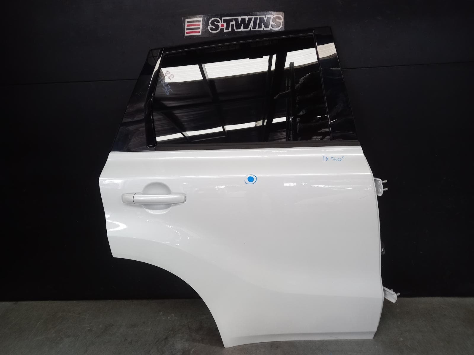 Used auto part listing image: 2016 SUZUKI VITARA RIGHT REAR DOOR SLIDING VITARA, LY (VIN TSM), 06/15- 0000389426