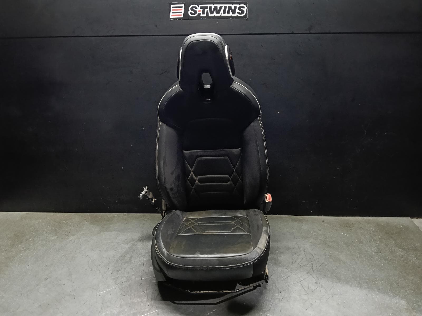 Used auto part listing image: 2021 NISSAN JUKE FRONT SEAT RH FRONT, LEATHER, BLACK, F16, 03/20- 0000400899