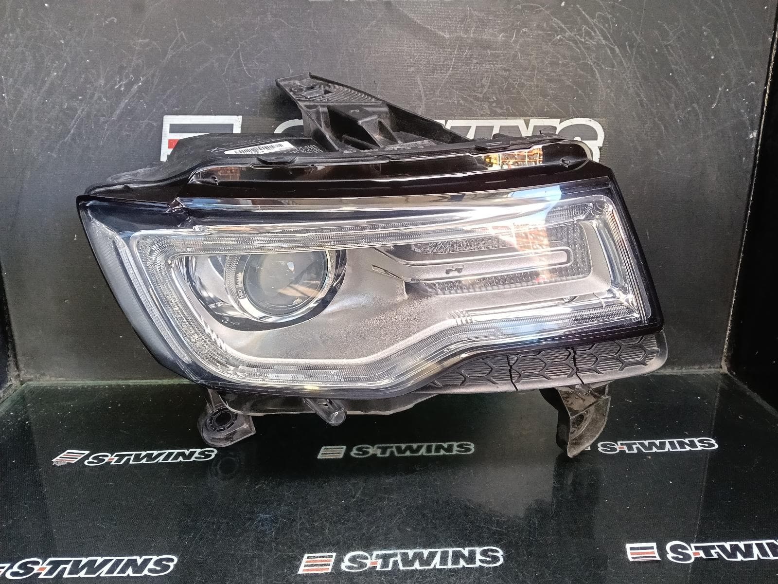 Used auto part listing image: 2015 JEEP GRANDCHEROKEE RIGHT HEADLAMP WK, LAREDO/LIMITED/OVERLAND/SUMMIT, XENON, NON AFS TYPE (LM2), 04/13-09/16 0000404402