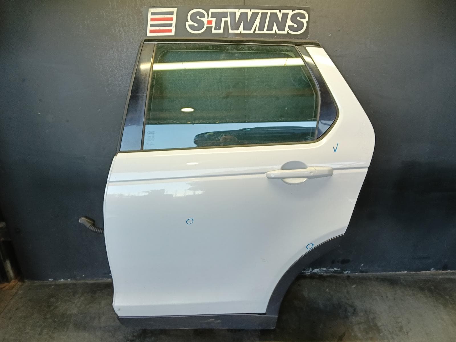 Used auto part listing image: 2018 LAND ROVER DISCOVERY SPORT LEFT REAR DOOR SLIDING L550, 01/15- 0000411156