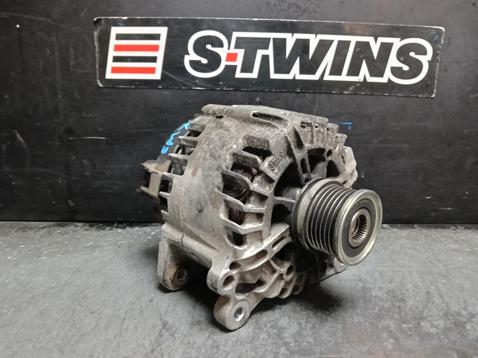Used auto part listing image: 2020 VOLKSWAGEN TRANSPORTER ALTERNATOR T6, DIESEL,2.0, VALEO, 180 AMP, 07/15-08/24 0000420256