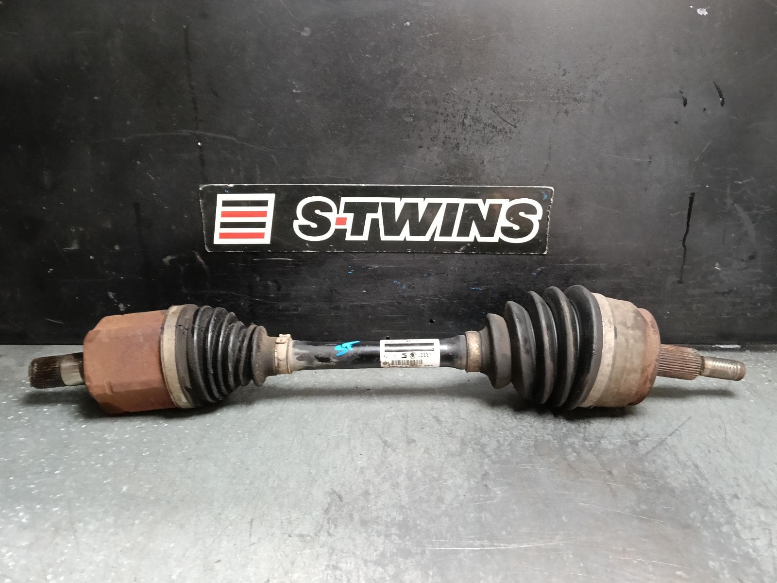 Used auto part listing image: 2020 VOLKSWAGEN TRANSPORTER LEFT DRIVESHAFT FRONT, AUTO T/M, AWD/FWD, TRANSPORTER, T6, 07/15-08/24 0000420267