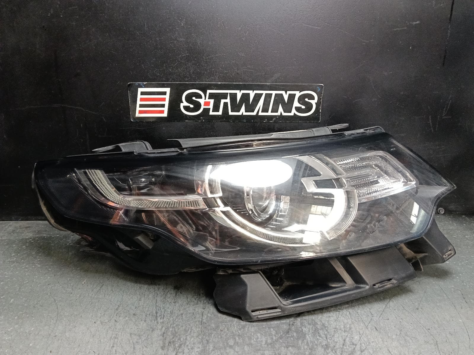 Used auto part listing image: 2017 LAND ROVER DISCOVERY SPORT RIGHT HEADLAMP L550, XENON, ADAPTIVE TYPE, 01/15-06/19 0000404744