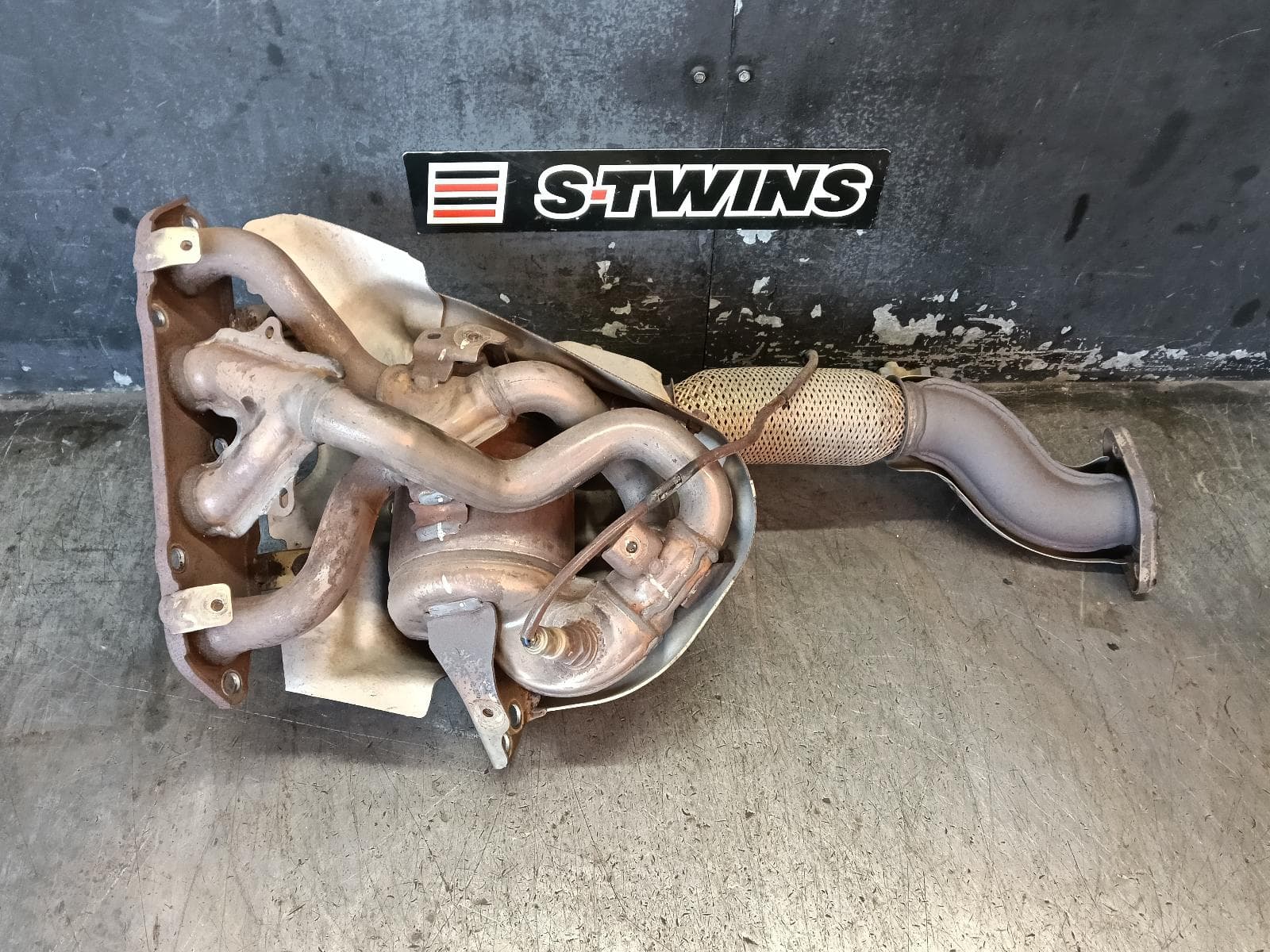 Used auto part listing image: 2016 MAZDA CX3 CATALYTIC CONVERTER MANIFOLD-CAT TYPE, 2.0, PETROL, DK, 03/15- 0000411241