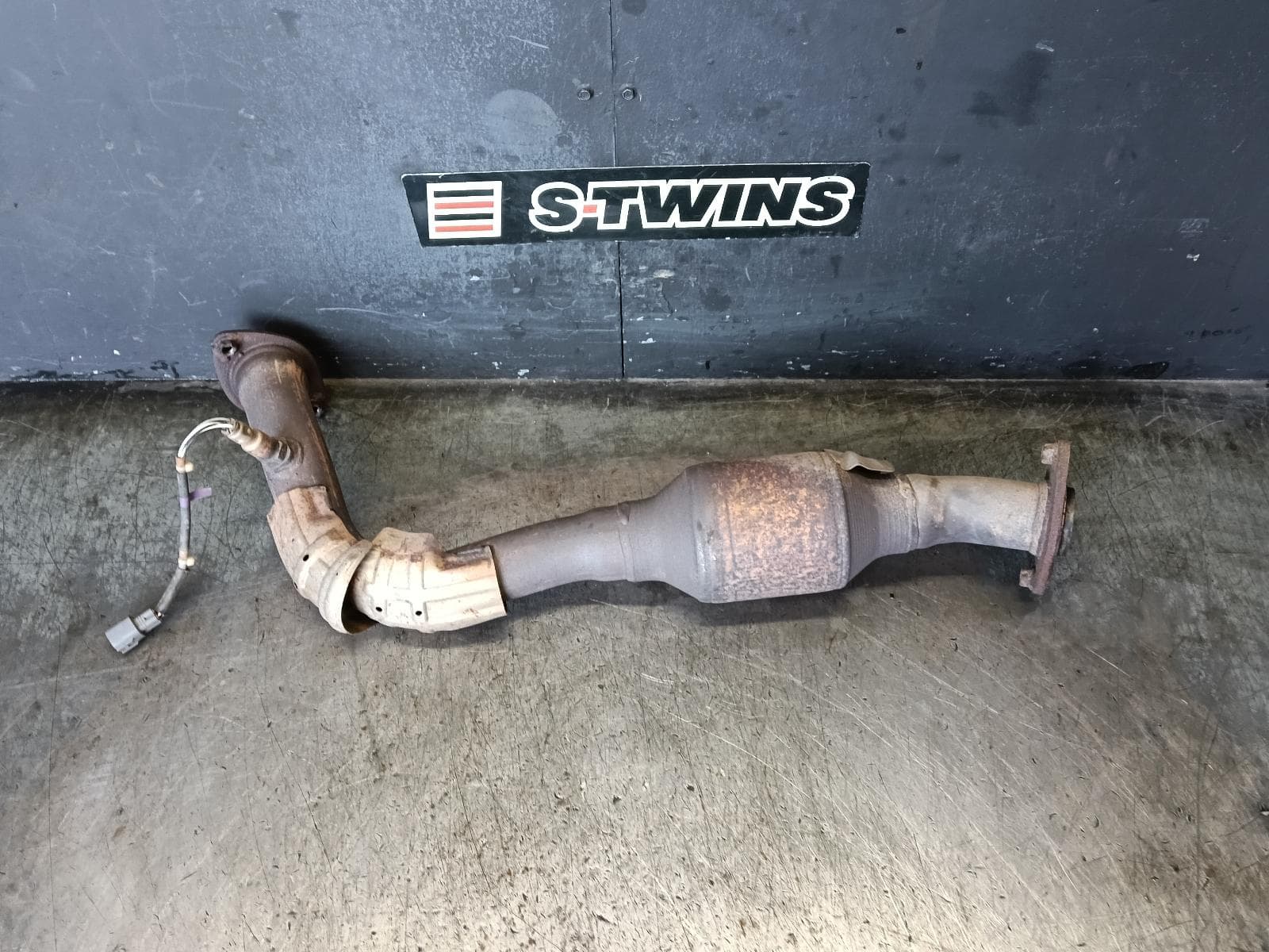 Used auto part listing image: 2014 TOYOTA RAV4 CATALYTIC CONVERTER UNDER CAR-CAT TYPE, 2.5, PETROL, ASA44R, 12/12-12/18 0000421573