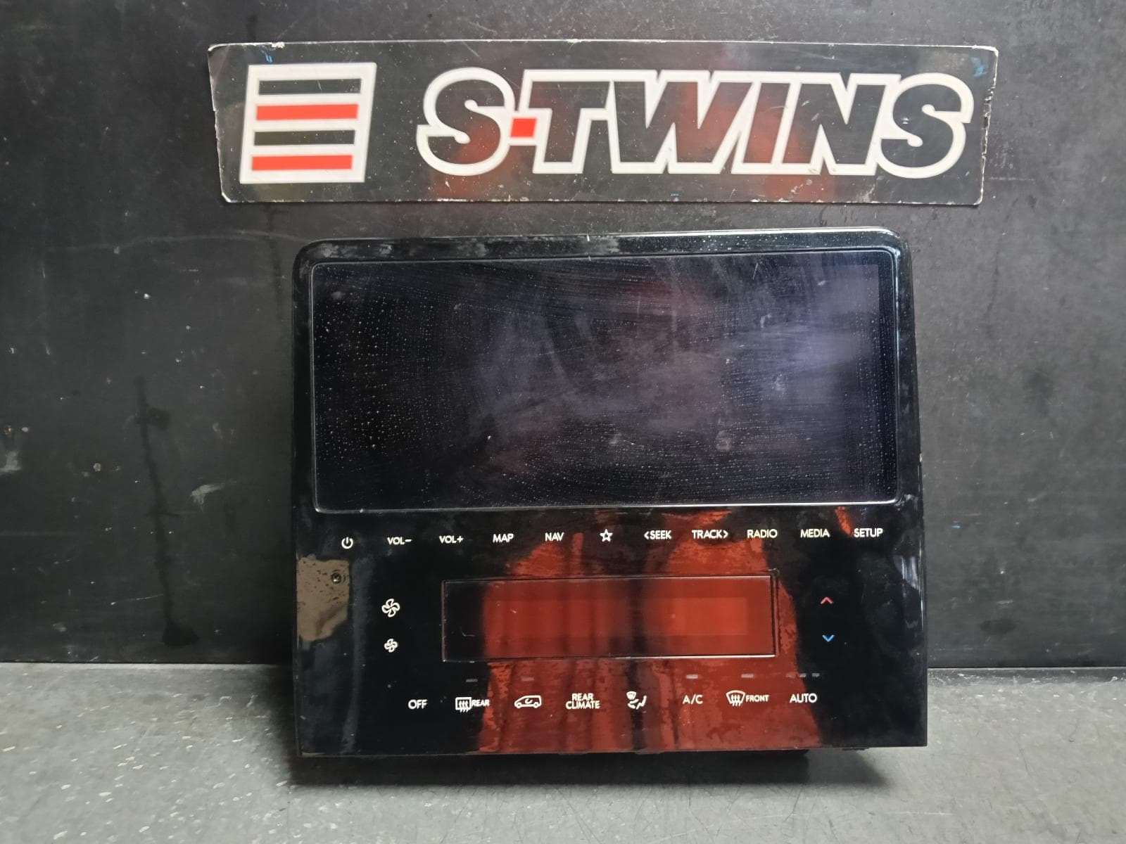 Used auto part listing image: 2021 HYUNDAI STARIA DISPLAY UNIT, 10.25IN TOUCHSCREEN, W/ SAT NAV TYPE, US4, 04/21- 0000411453