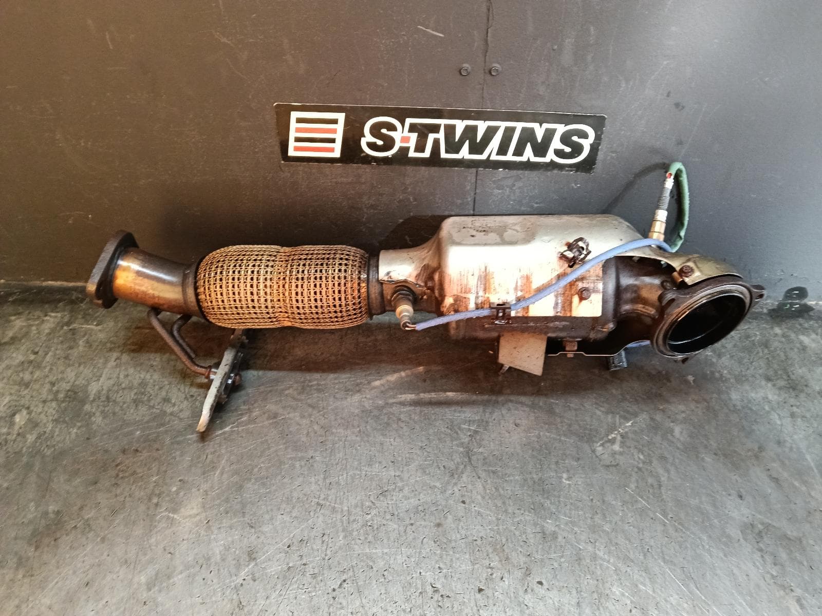 Used auto part listing image: 2015 FORD FOCUS CATALYTIC CONVERTER DOWNPIPE-CAT TYPE, 1.5, PETROL, TURBO, LZ, 07/15-11/18 0000413755
