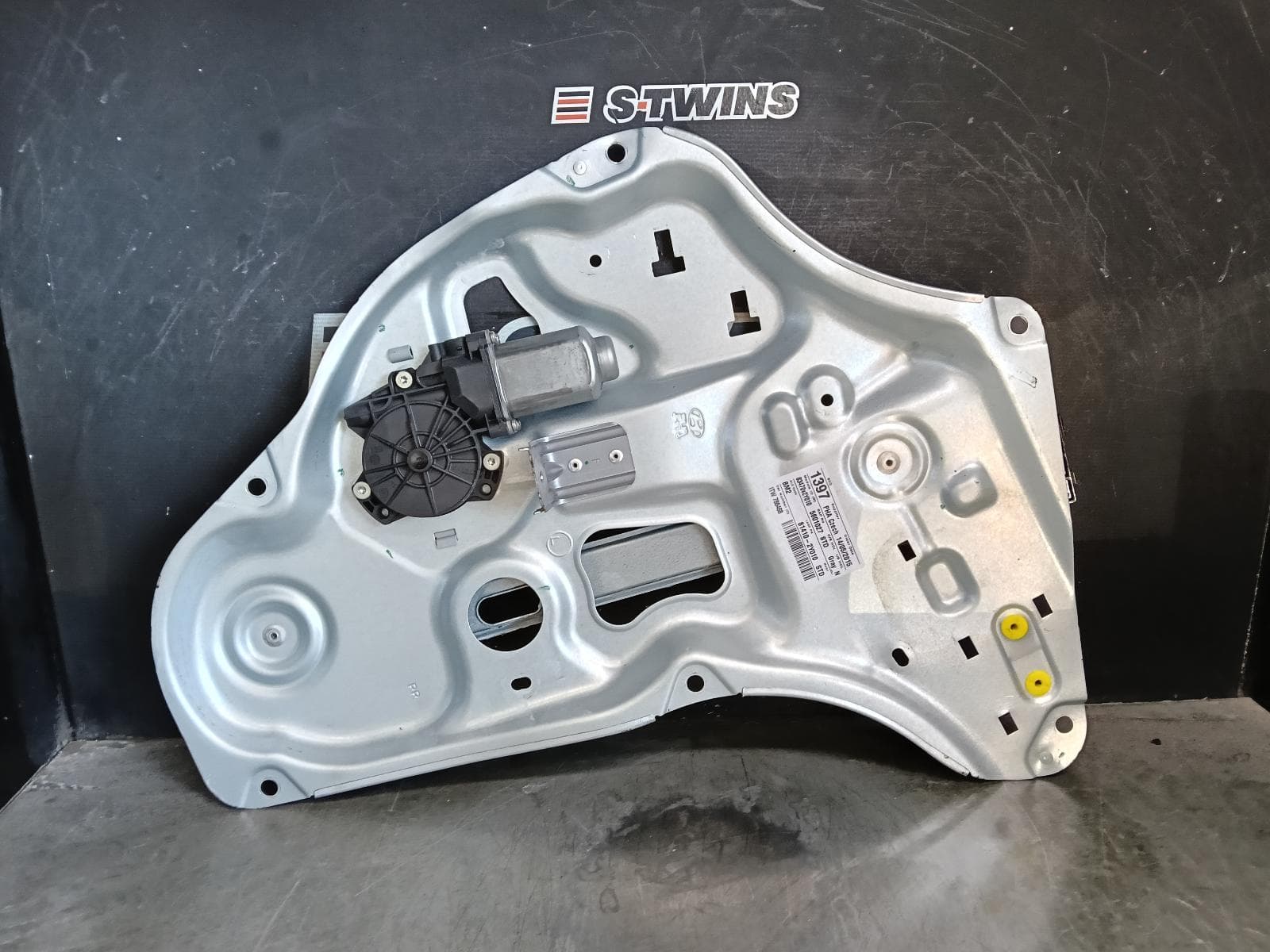 Used auto part listing image: 2015 HYUNDAI IX35 LEFT REAR WND REG MOTOR DOOR REG ASSY (REG AND MOTOR), LM SERIES, 11/09-01/16 0000415684