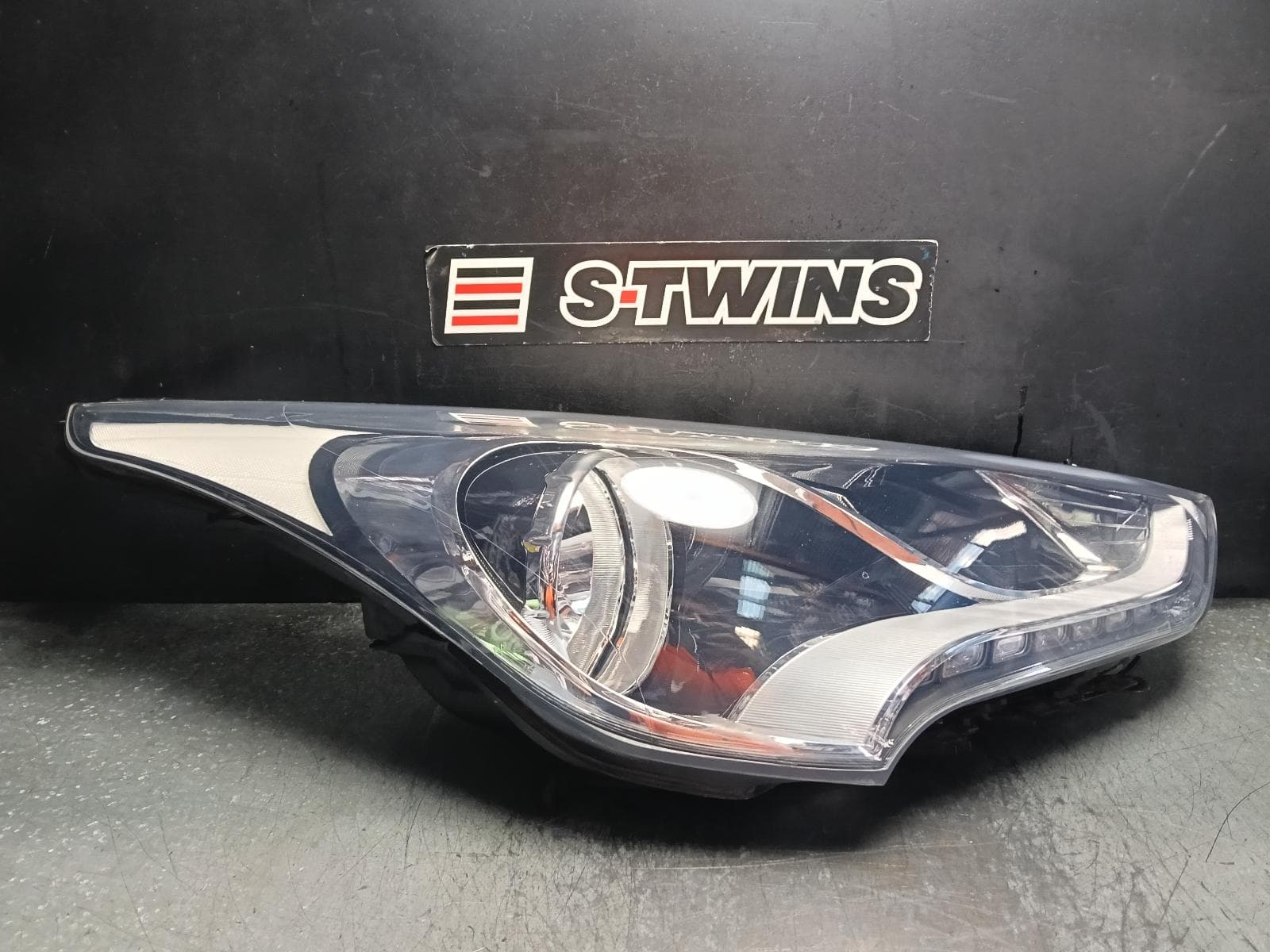Used auto part listing image: 2016 HYUNDAI VELOSTER RIGHT HEADLAMP FS, STANDARD TYPE, 10/11-02/18 0000418248