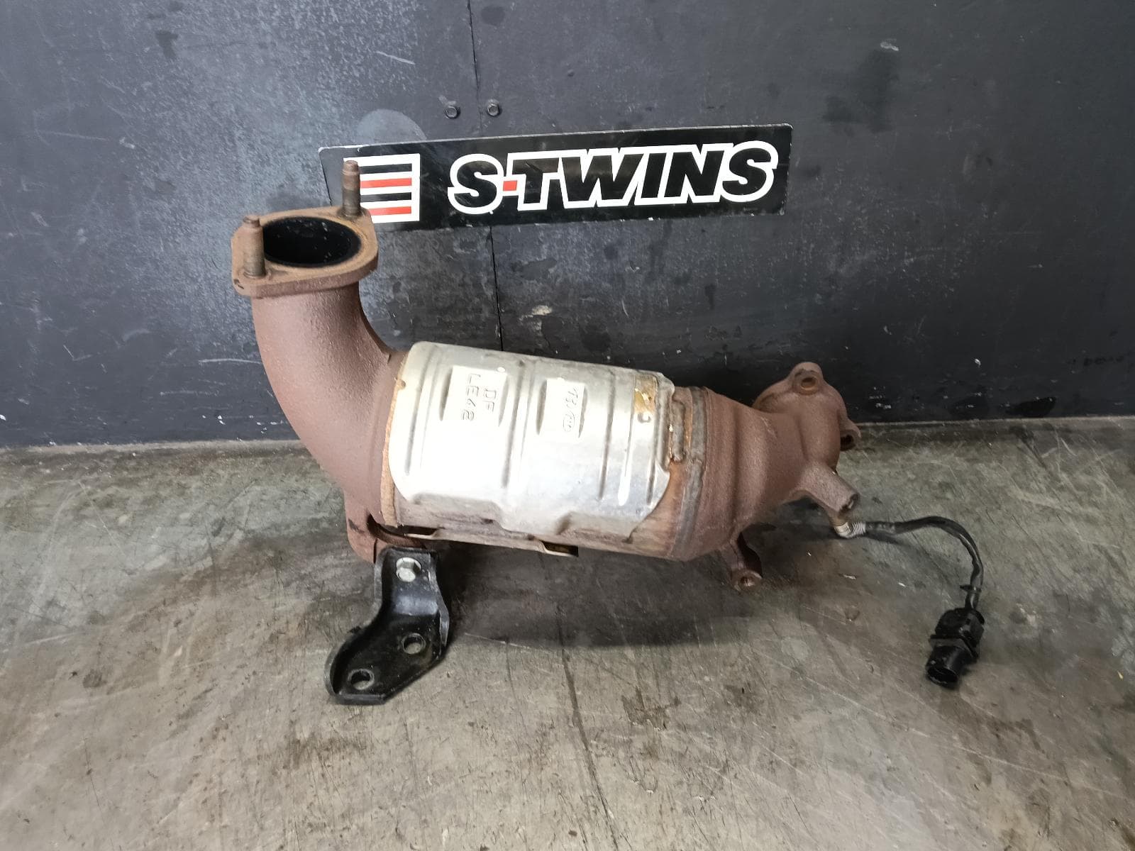 Used auto part listing image: 2014 HYUNDAI SANTA FE CATALYTIC CONVERTER DOWNPIPE-CAT TYPE, 2.2, DIESEL, AUTO T/M, DM, 06/12-05/15 0000421105