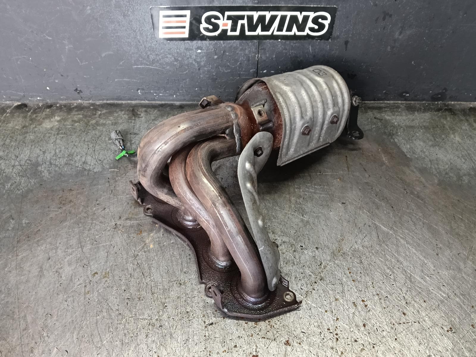 Used auto part listing image: 2013 TOYOTA CAMRY CATALYTIC CONVERTER MANIFOLD-CAT TYPE, 2.5, PETROL, NON HYBRID, ASV50, 11/11-05/15 0000419417