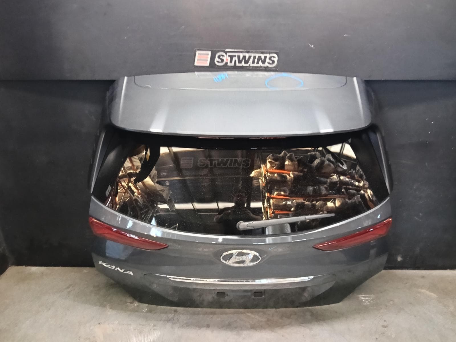 Used auto part listing image: 2017 HYUNDAI KONA BOOTLID TAILGATE TAILGATE, OS, STANDARD SPOILER TYPE, 09/17-07/23 0000420633