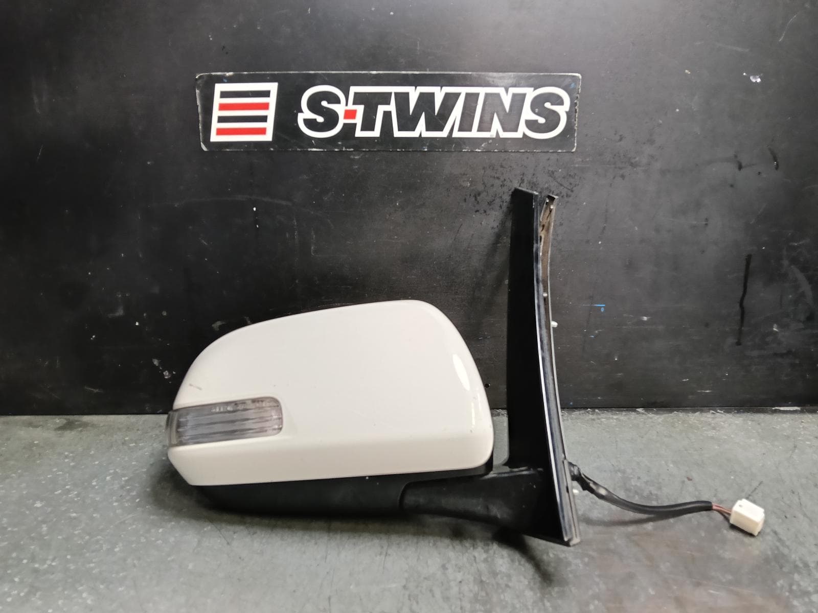 Used auto part listing image: 2017 TOYOTA TARAGO RIGHT DOOR MIRROR ACR50R/GSR50R, POWER, 01/06-06/20 0000422481