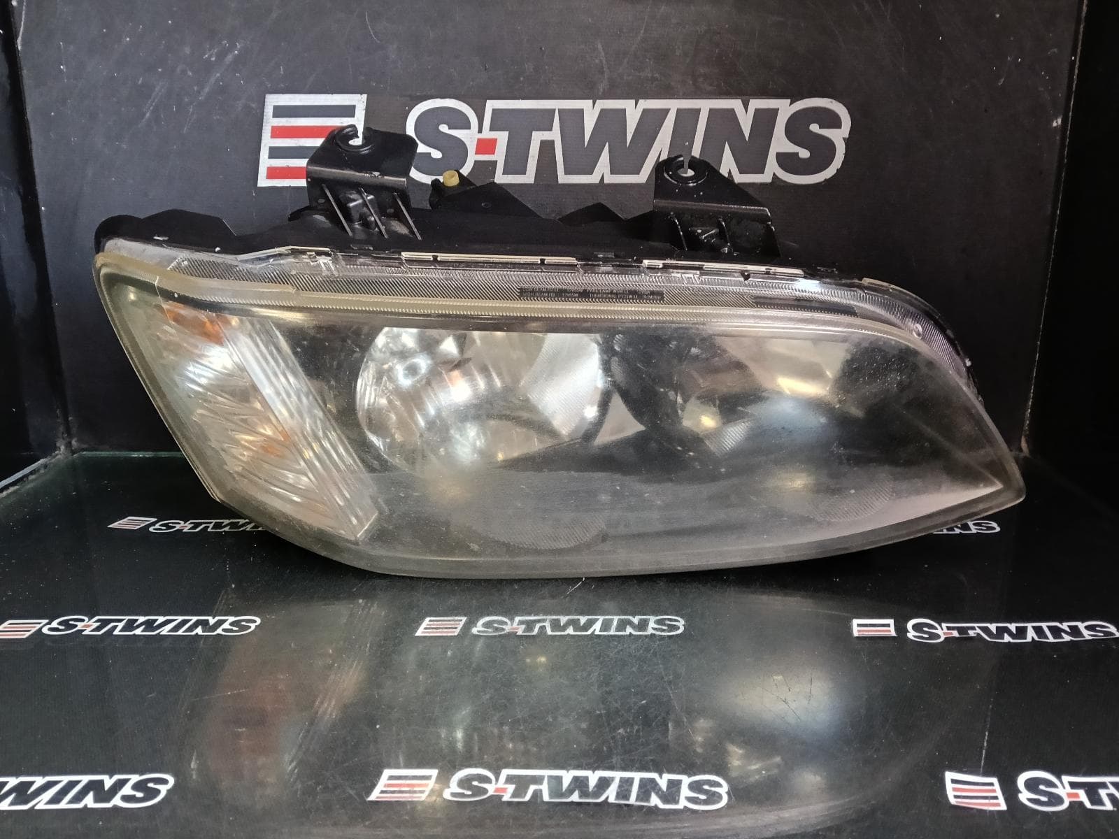 Used auto part listing image: 2011 HOLDEN COMMODORE RIGHT HEADLAMP VE SII, OMEGA/BERLINA/SS/SV6, CHROME INSERT TYPE, 09/10-05/13 0000422367