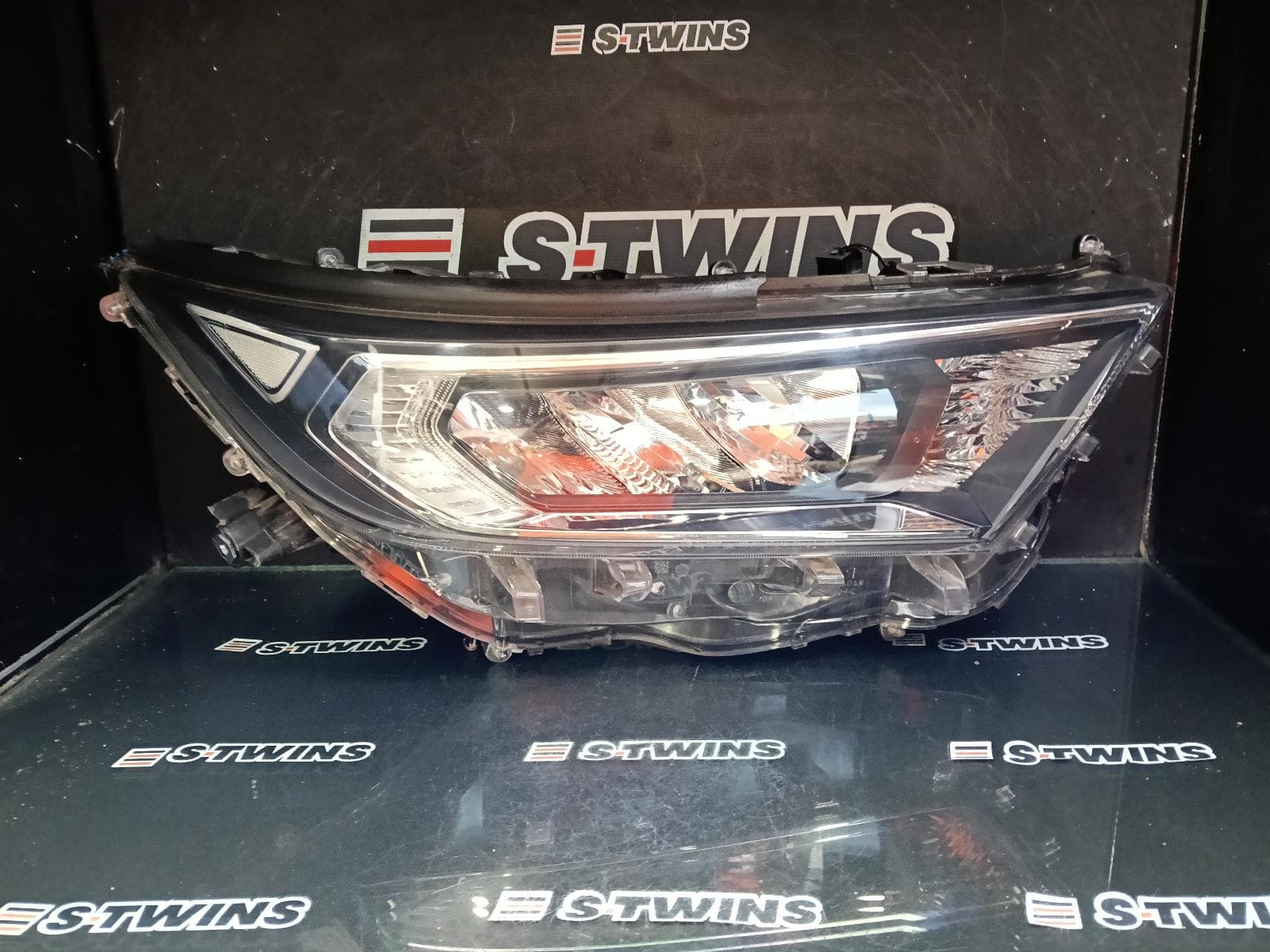 Used auto part listing image: 2020 TOYOTA RAV4 RIGHT HEADLAMP W/ LED, NON PROJECTOR TYPE, XA50, NON HEV, 11/18-05/24