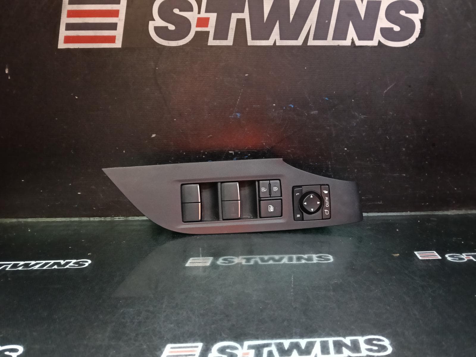 Used auto part listing image: 2020 TOYOTA RAV4 PWR DR WIND SWITCH RH FRONT (MASTER SWITCH), W/ AUTO FOLD TYPE, XA50, 11/18-12/25