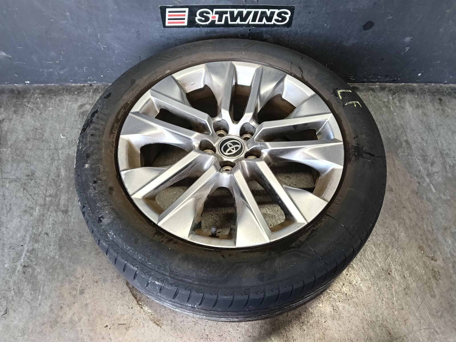 Used auto part listing image: 2020 TOYOTA RAV4 WHEEL MAG FACTORY, 19X7.5IN, 5 V SPOKE, XA50, 11/18-12/25