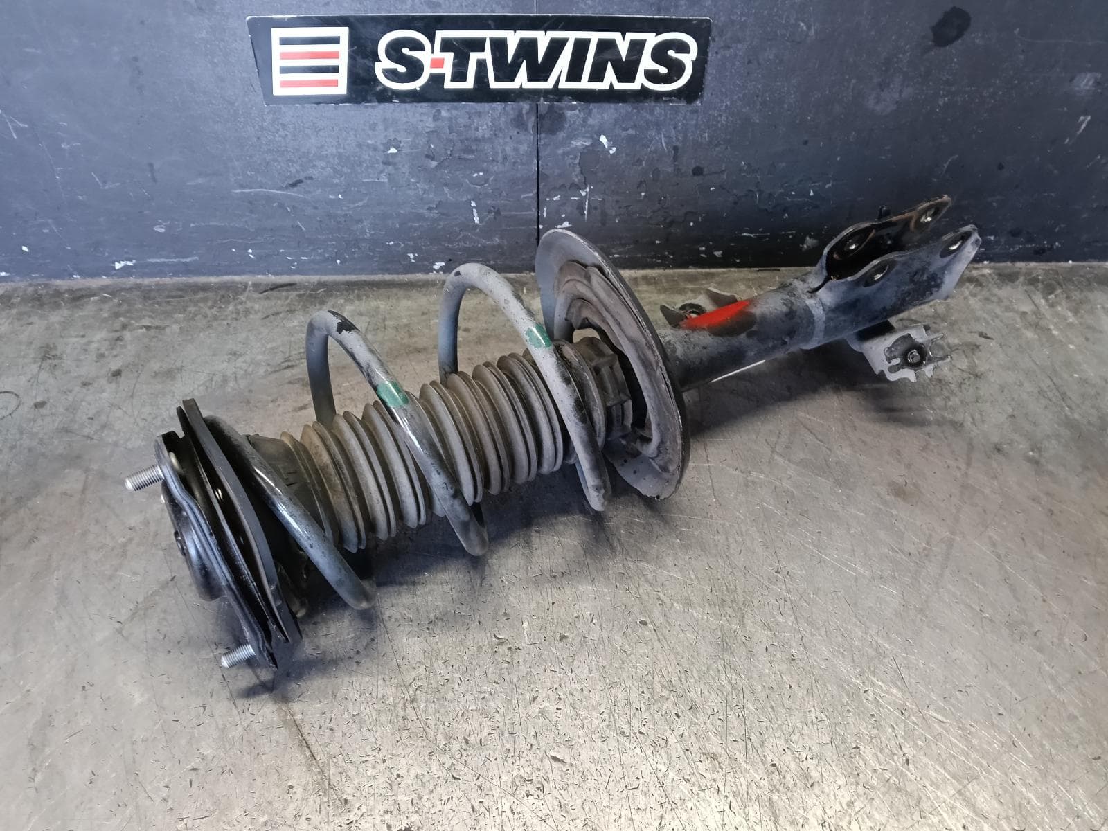Used auto part listing image: 2020 TOYOTA RAV4 LEFT FRONT STRUT XA50, PETROL, 11/18-12/25