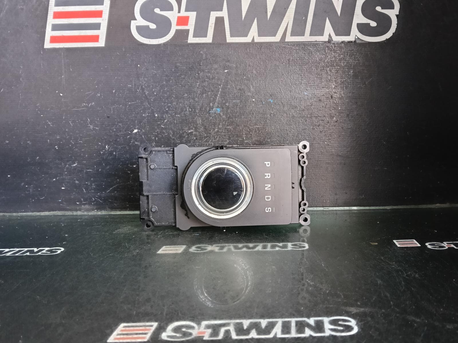 Used auto part listing image: 2018 LAND ROVER DISCOVERY SPORT GEAR STICK SHIFTER GEAR SHIFT ASSY, AUTO, L550, 01/15-06/19