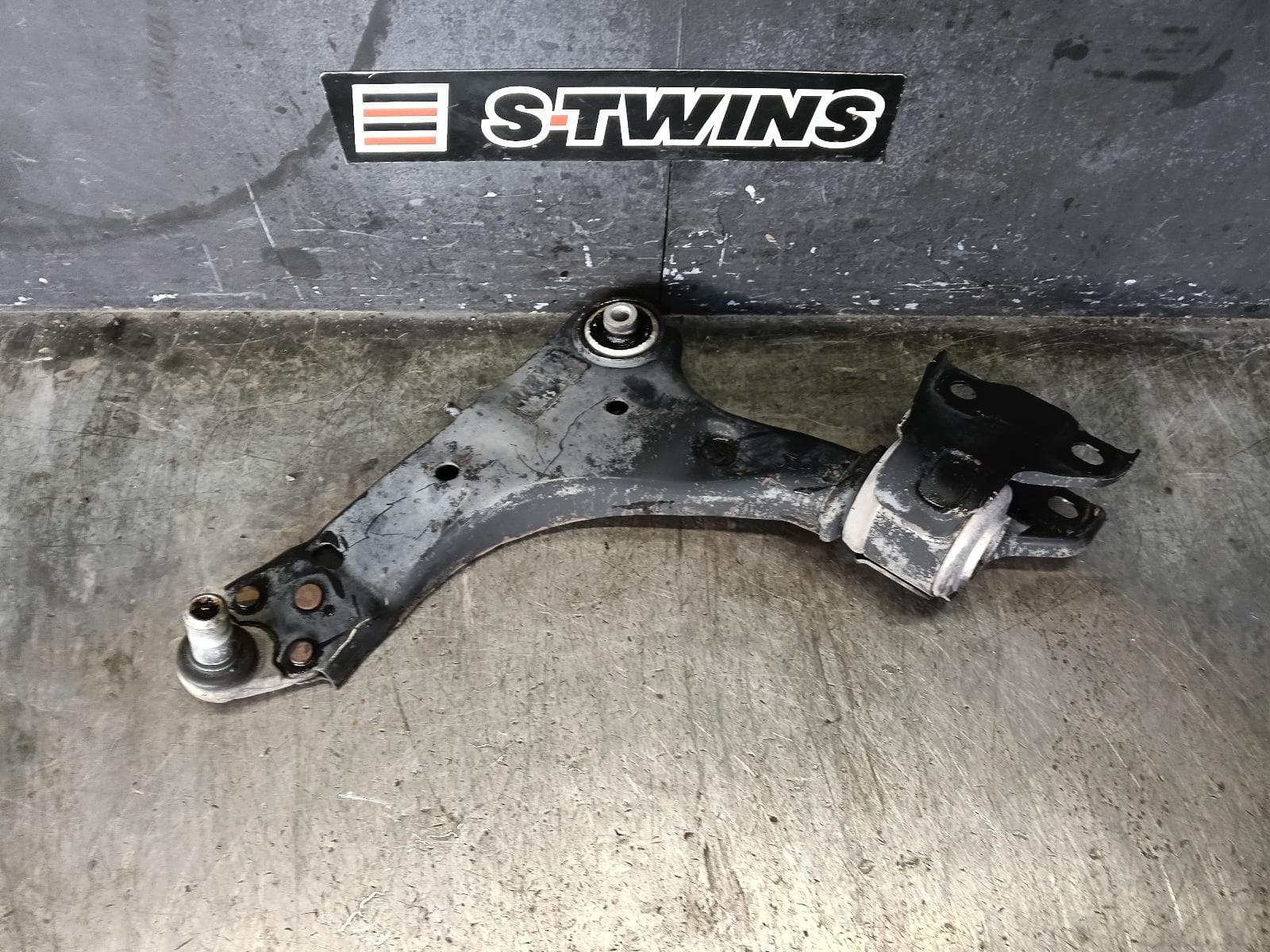 Used auto part listing image: 2018 LAND ROVER DISCOVERY SPORT LEFT FRONT LOWER CONTROL ARM L550, 01/15-06/19