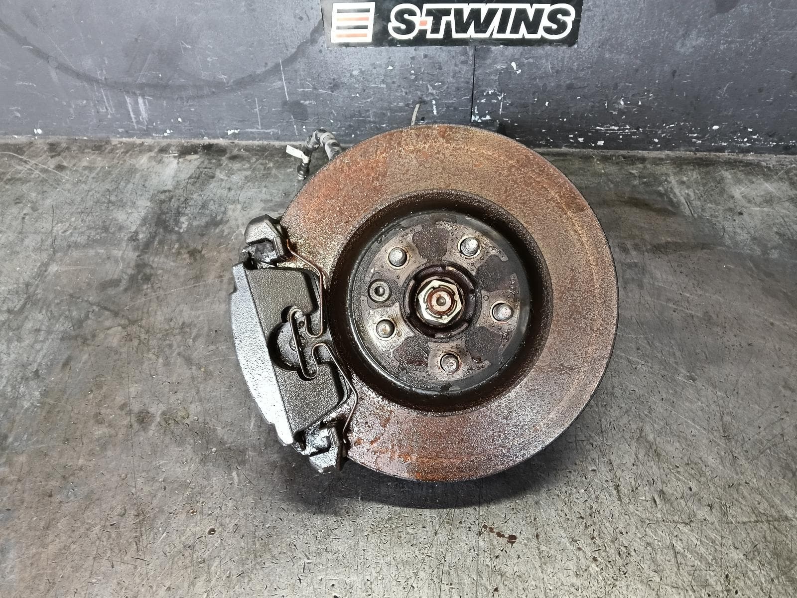 Used auto part listing image: 2018 LAND ROVER DISCOVERY SPORT LEFT FRONT HUB ASSEMBLY L550, 01/15-06/19