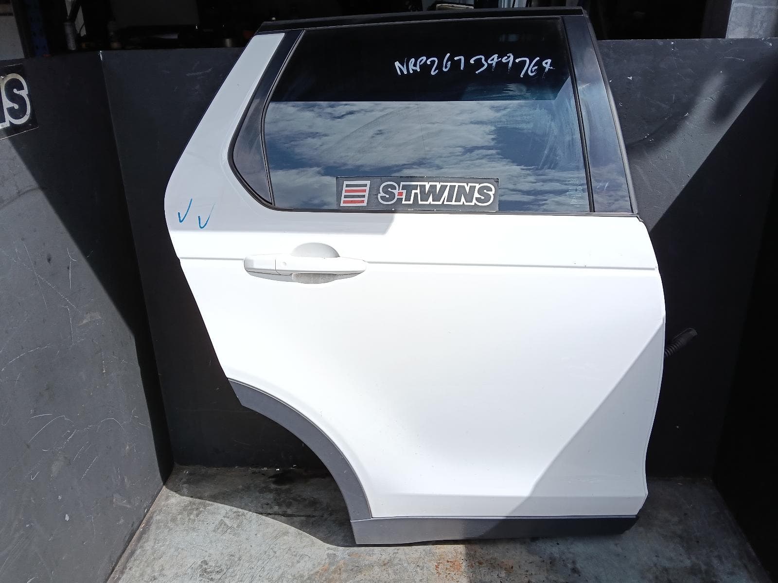 Used auto part listing image: 2018 LAND ROVER DISCOVERY SPORT RIGHT REAR DOOR SLIDING L550, 01/15