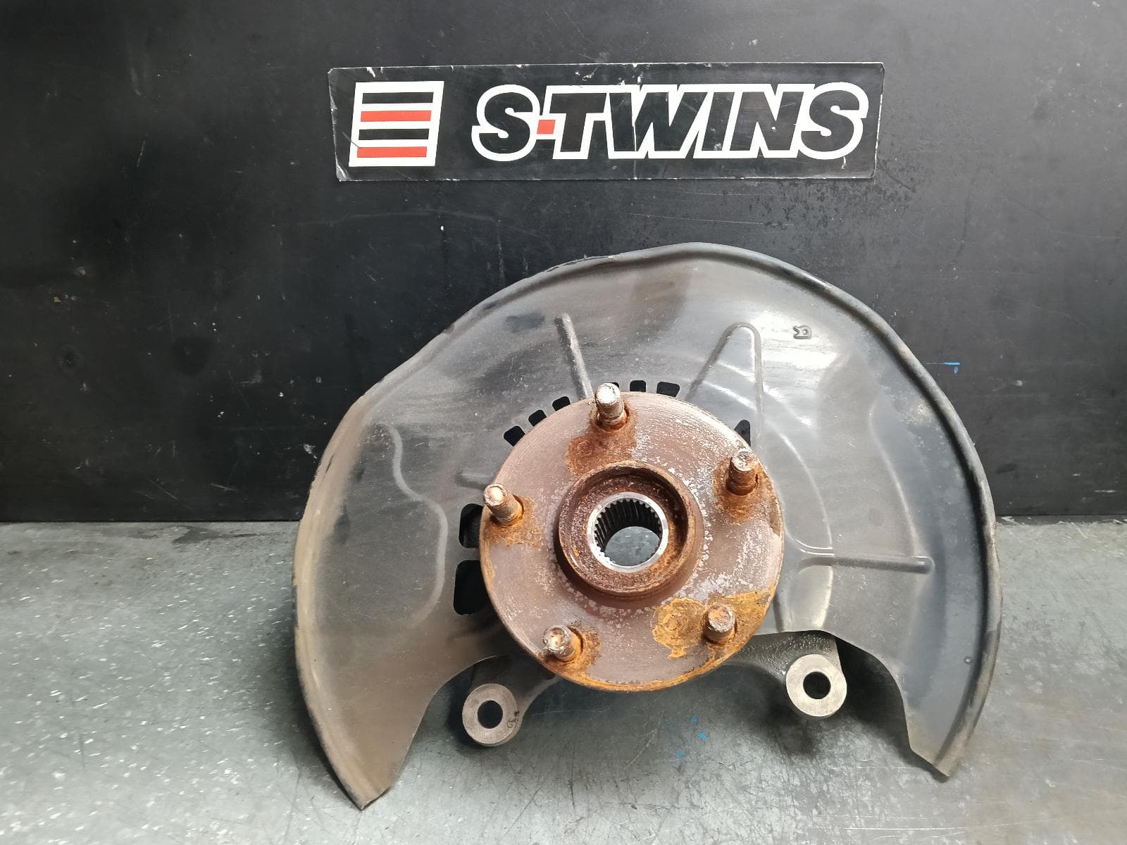 Used auto part listing image: 2015 LEXUS NX RIGHT FRONT HUB ASSEMBLY AGZ/AYZ, 02/14-12/21