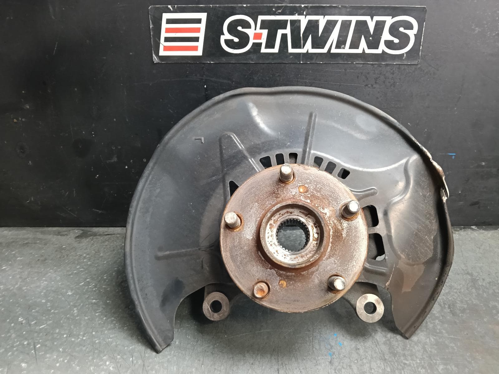 Used auto part listing image: 2015 LEXUS NX LEFT FRONT HUB ASSEMBLY AGZ/AYZ, 02/14-12/21