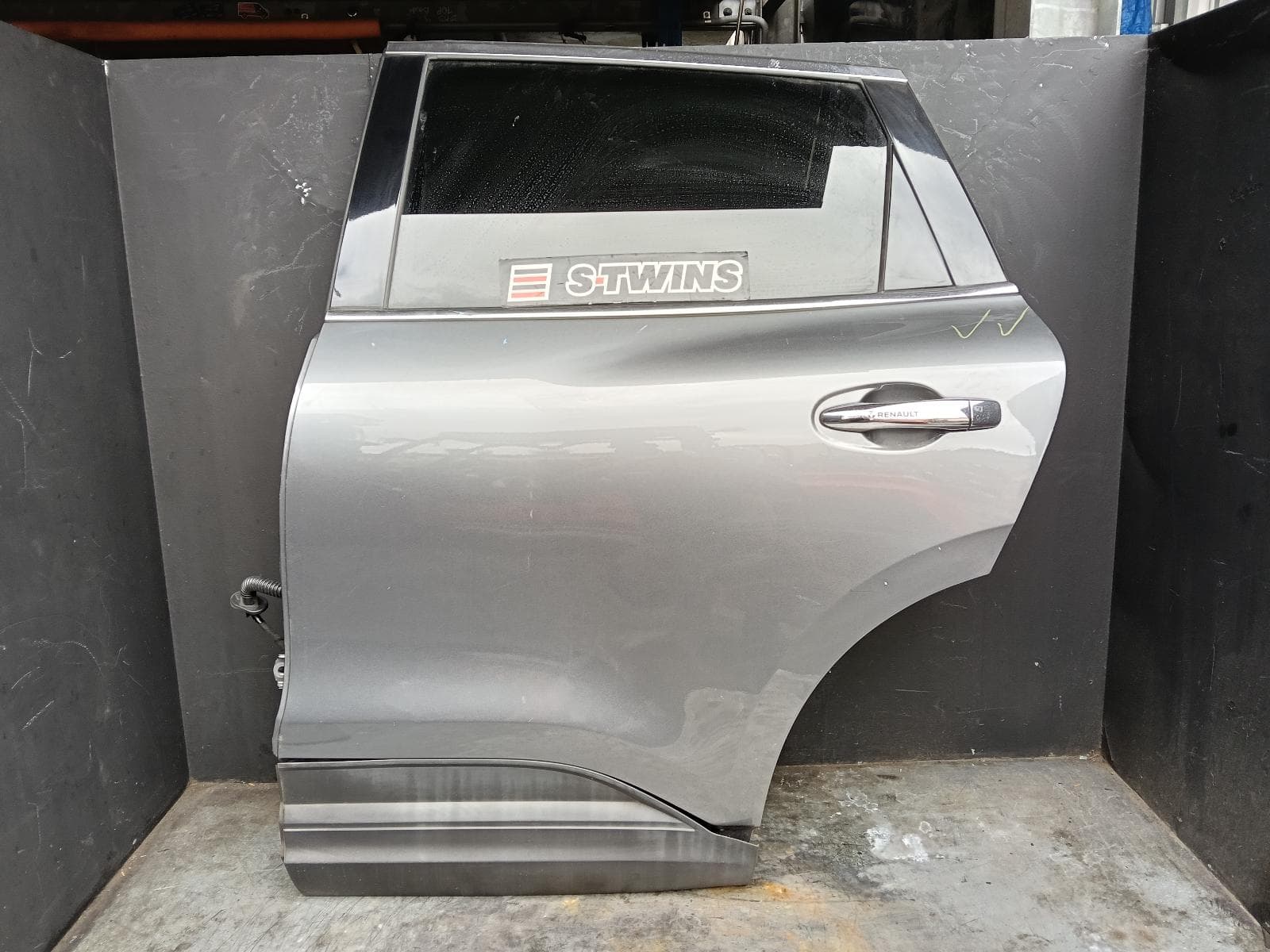 Used auto part listing image: 2017 RENAULT KALEOS LEFT REAR DOOR SLIDING XZG, 05/16