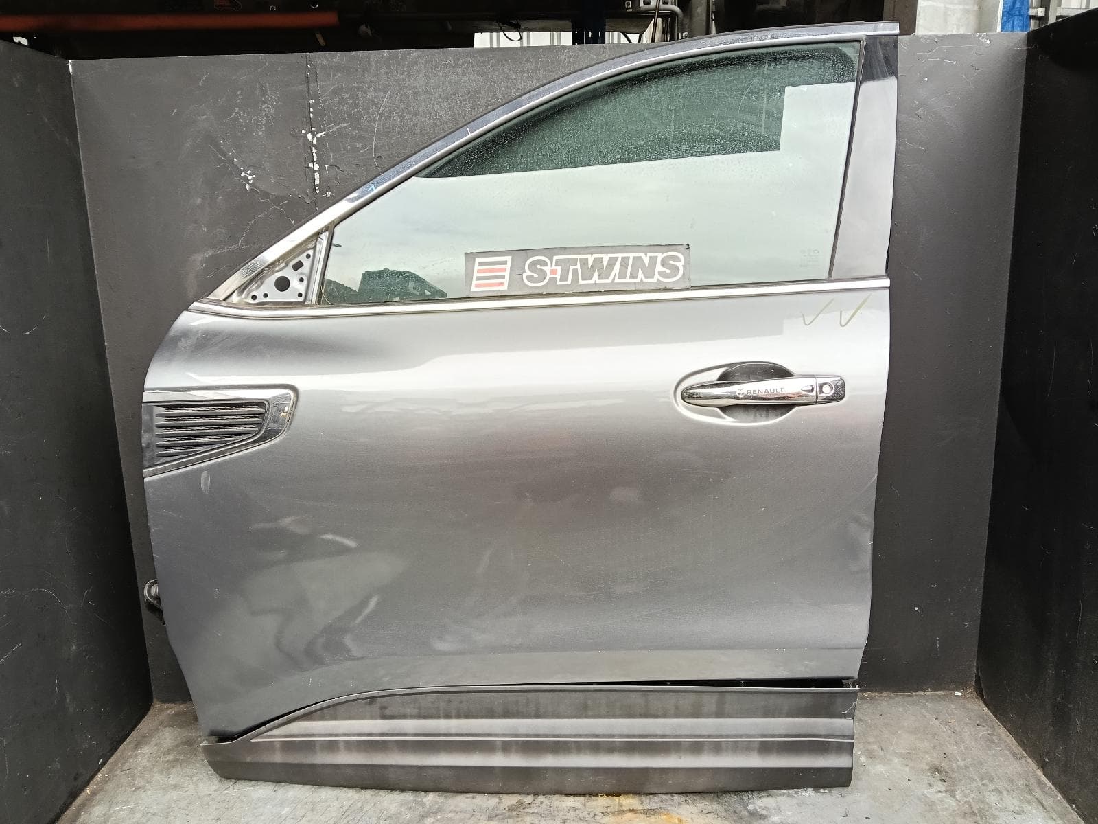 Used auto part listing image: 2017 RENAULT KALEOS LEFT FRONT DOOR XZG, 05/16
