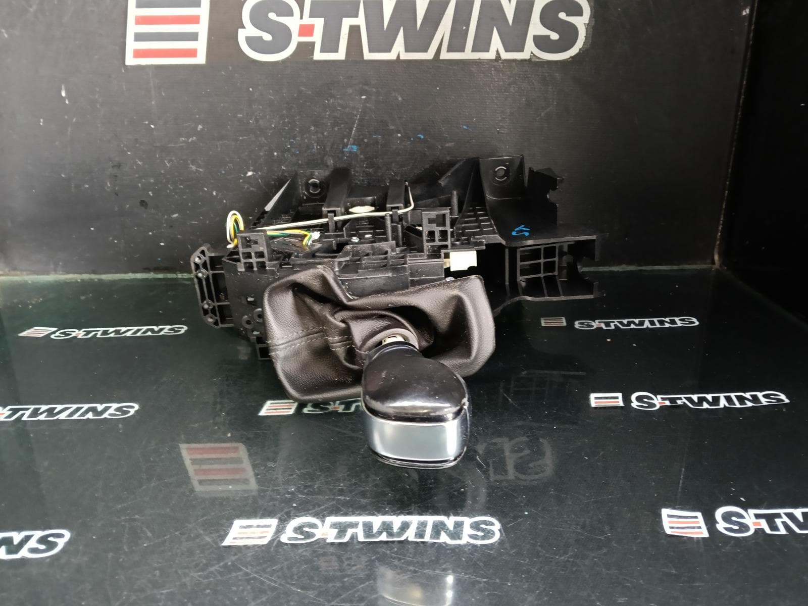Used auto part listing image: 2017 RENAULT KALEOS GEAR STICK SHIFTER XZG, 05/16
