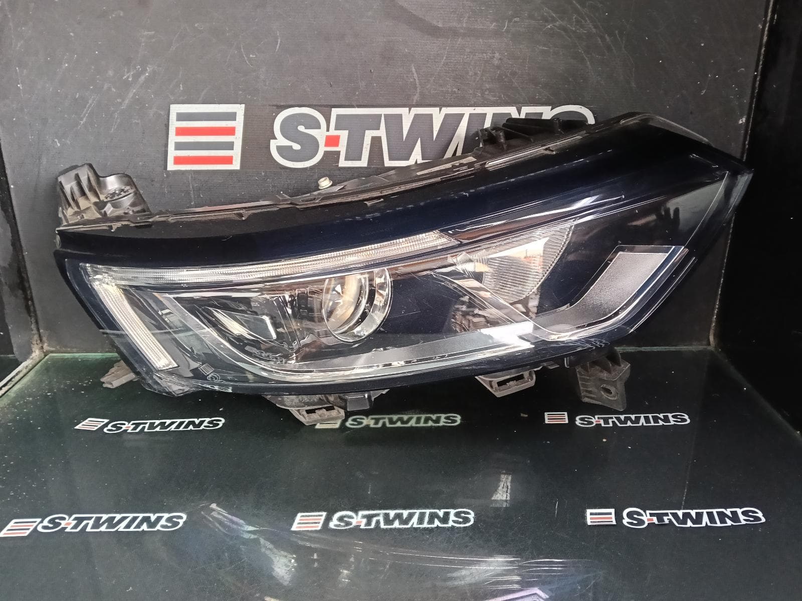 Used auto part listing image: 2017 RENAULT KALEOS RIGHT HEADLAMP XZG, W/ HALOGEN TYPE, 05/16-05/19