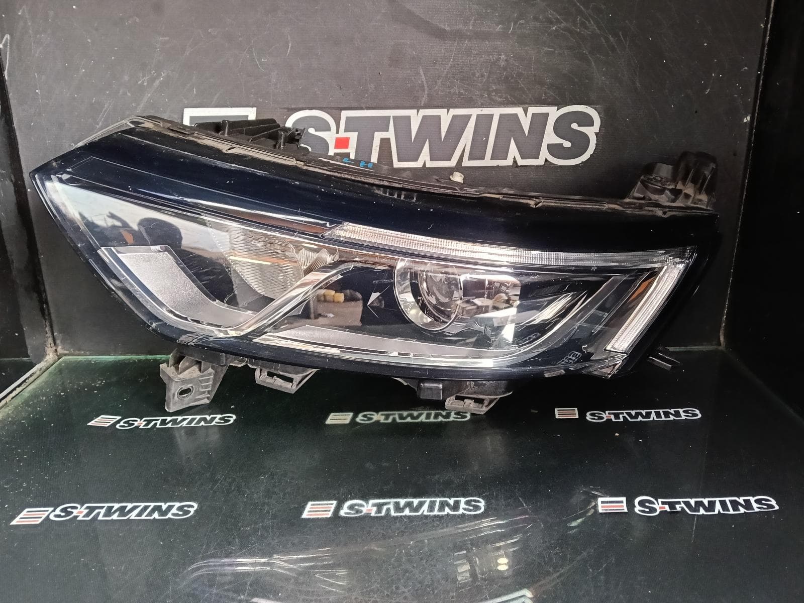 Used auto part listing image: 2017 RENAULT KALEOS LEFT HEADLAMP XZG, W/ HALOGEN TYPE, 05/16-05/19