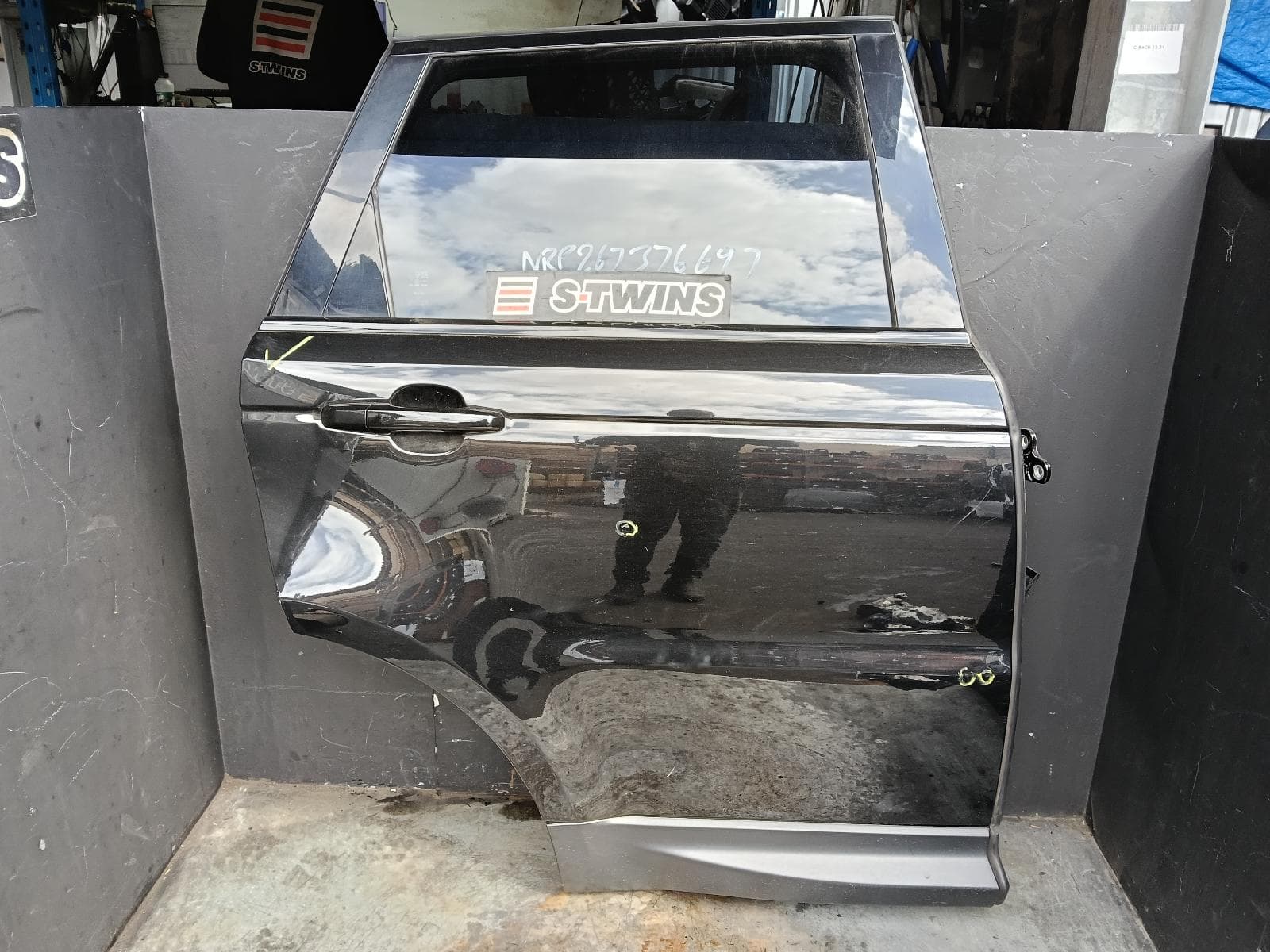 Used auto part listing image: 2017 LAND ROVER RANGEROVER SPORT RIGHT REAR DOOR SLIDING L494, 06/13-04/22