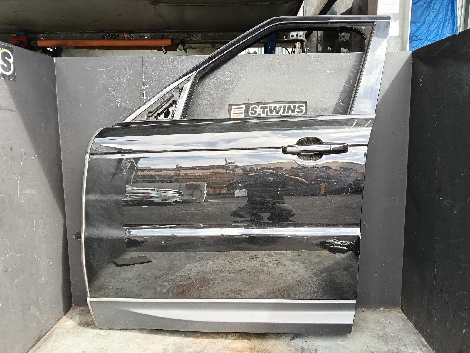 Used auto part listing image: 2017 LAND ROVER RANGEROVER SPORT LEFT FRONT DOOR L494, 06/13-04/22